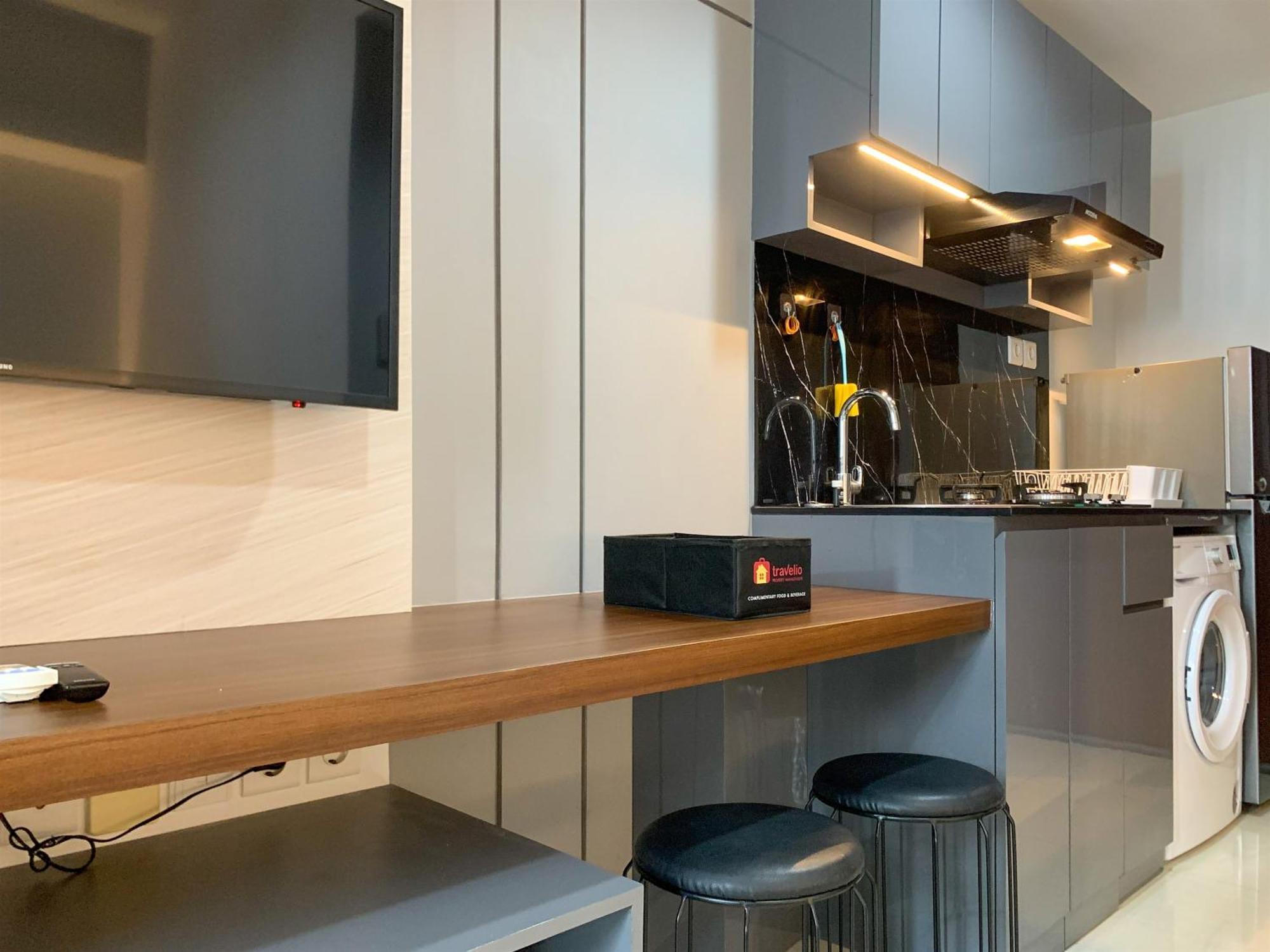 Modern And Comfort Design At West Vista By Travelio Apartemen Jakarta